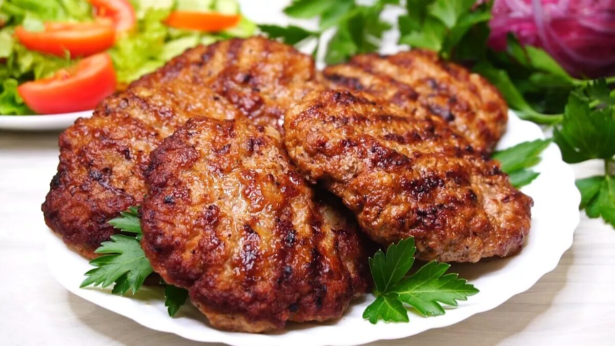 Рецепт вкусных жареных котлет. Плескавица говяжья. котлеты из говядины. мясные блюда котлеты. сочные котлеты.
