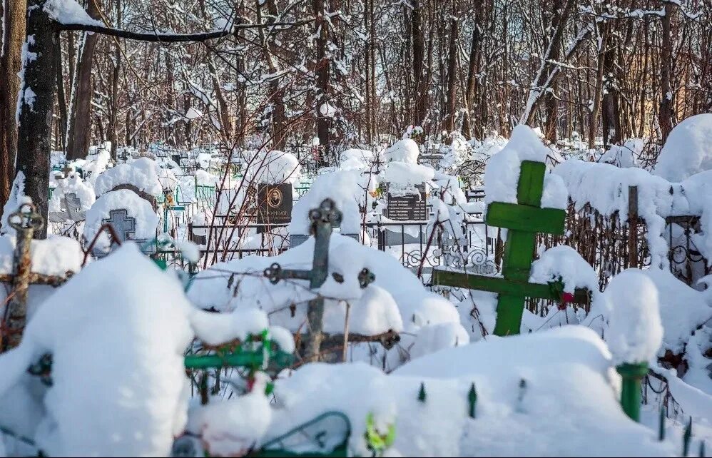 Могила зима. Зимнее кладбище. Когда ходят на кладбище перед зимой. Когда ходят на кладбище перед зимой. Зимнее кладбище.