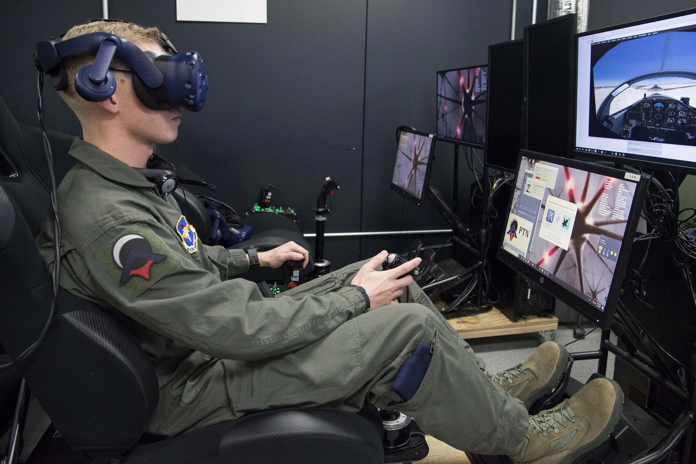 Виртуальная реальность самолет. Система виртуальной реальности. vr-тренажер для пилотов. виртуальная реальность пилоты. виртуальная реальность в армии.