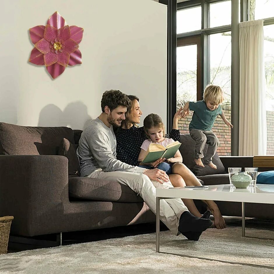 Семейный номер в отеле. Семья в гостиной. Family room в квартире. Семья в интерьере. Семейная комната.