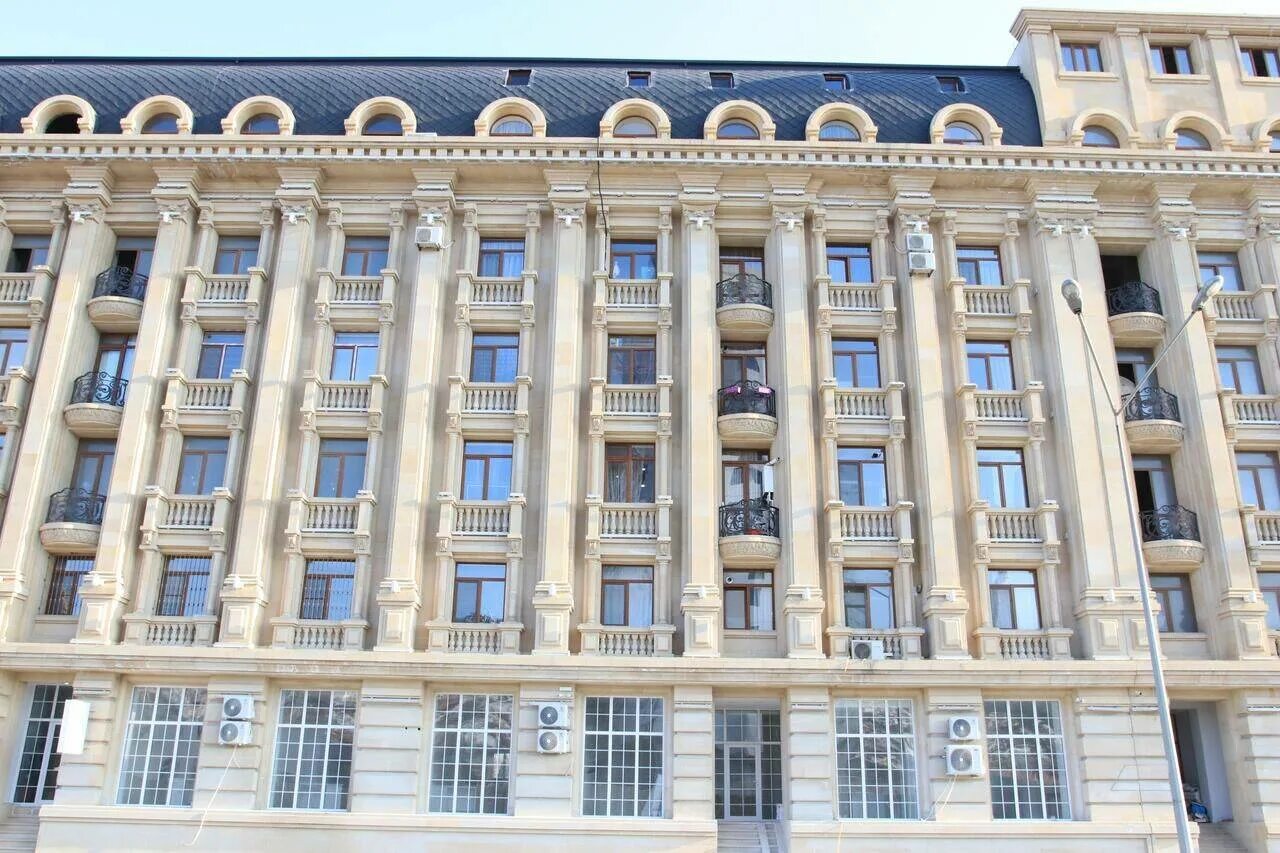 Отели азербайджана на берегу. Гостиница Азербайджан в Баку. Hotel Baku отель в Баку. Баку, о ель Азербайджан. Fairmont Baku Hotel фасад.