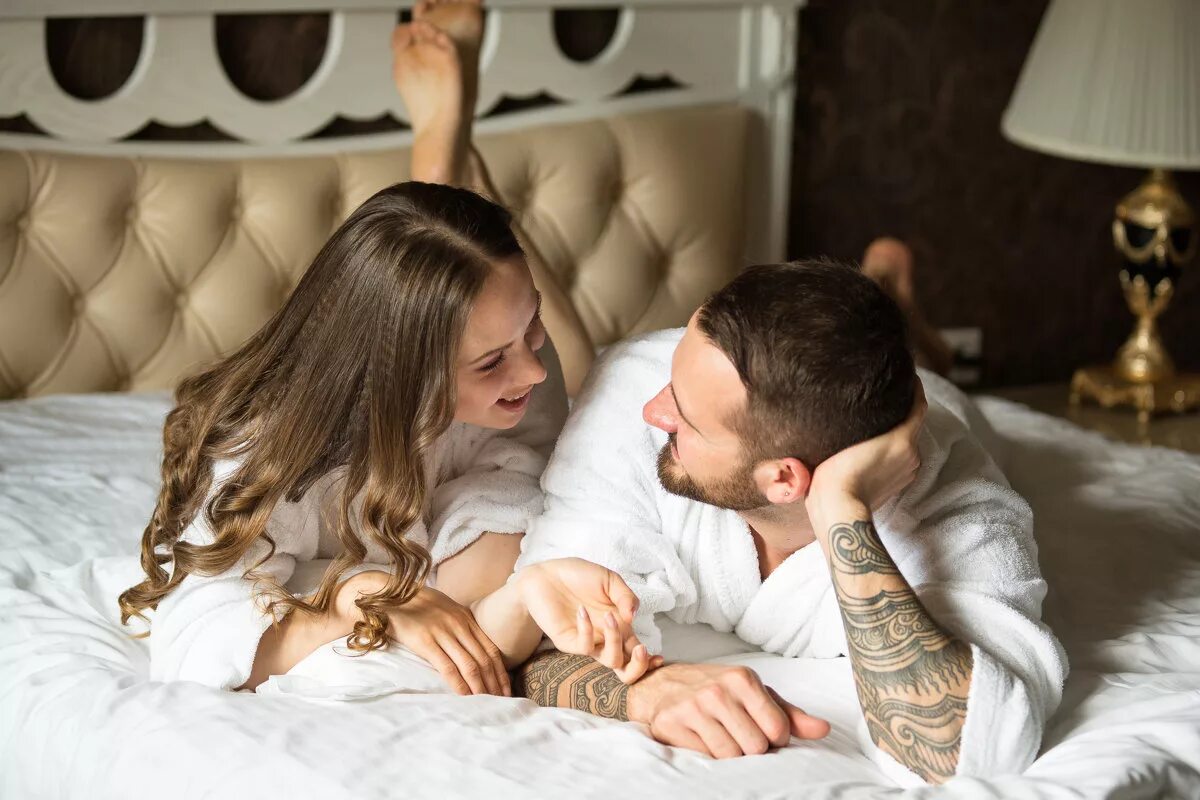 сборы жениха и невесты вместе. утренний молодоженов. сборы жениха и невесты в отеле. утренний молодоженов. утренний молодоженов.