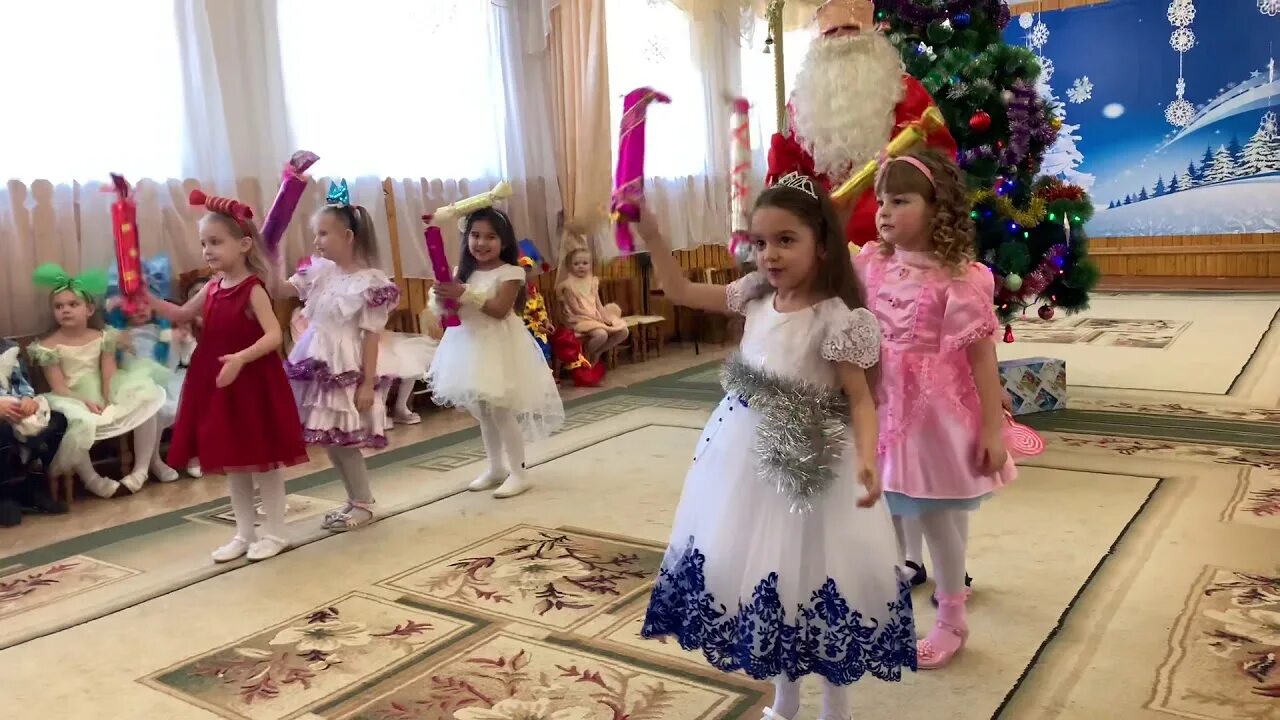 Детки конфетки танец с движениями. Танец конфеток в детском саду. танец конфеток в детском саду на новый год средняя группа. конфетка для танца в дет сад. детки конфетки танец в детском саду.