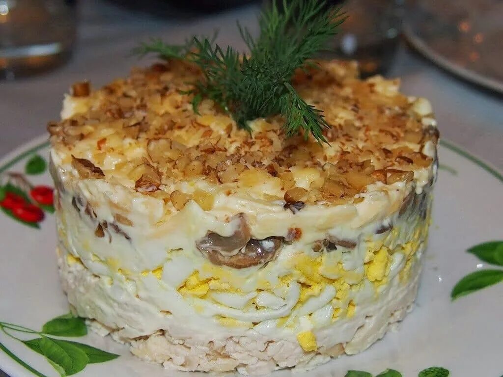 Рецепт салат с шампиньонами и курицей слоями. Салат с черносливом и курицей и грецкими орехами слоями. Салат курица с ананасами и черносливом и грецким орехом. Салат грибы курица ананас чернослив. Салат с курицей грибами и грецкими орехами.