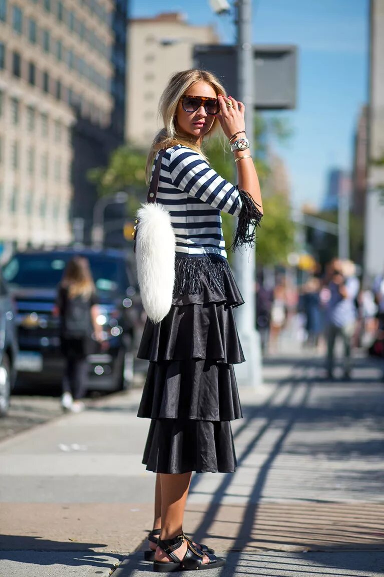 Юбка надета или одета. Юбка миди street style. юбка миди стрит стайл. уличные образы. street style юбки.