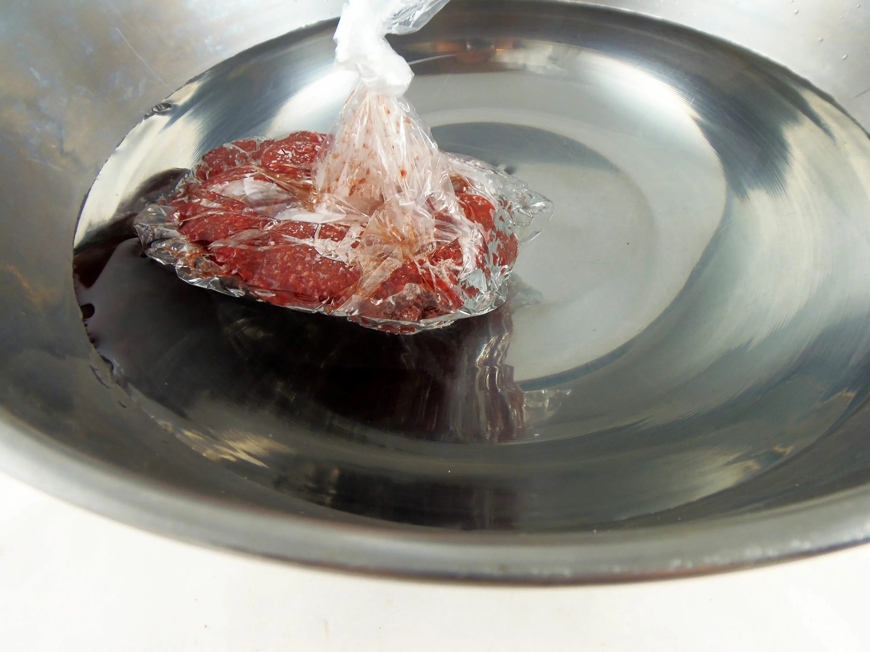 Ли размораживать мясо в воде. Ли размораживать мясо в воде
