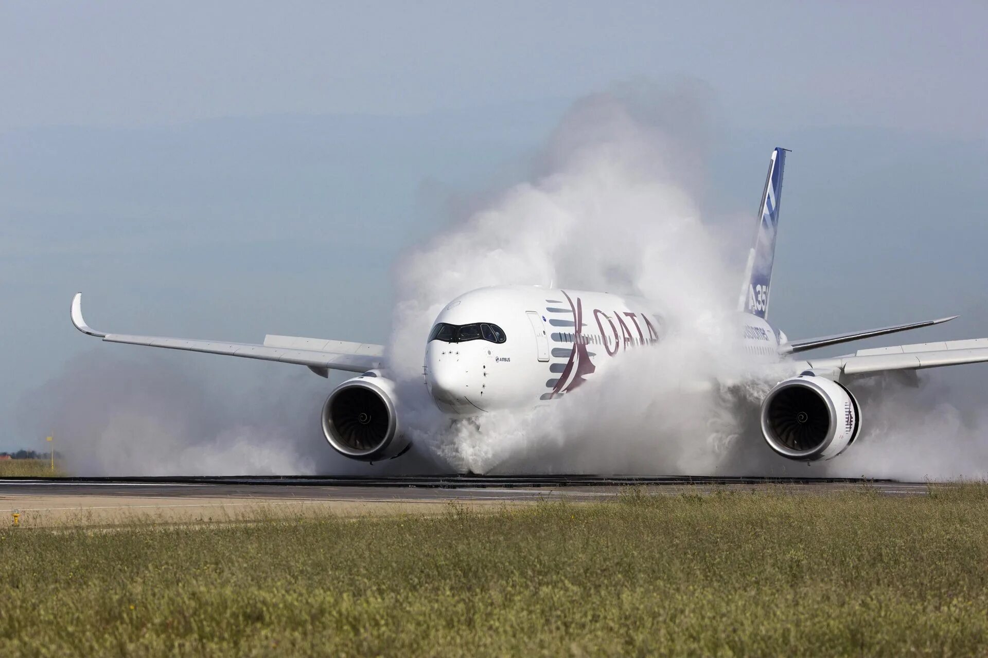 Можно самолеты видео. Airbus a350 XWB. Airbus a350-900. Аэробус а350 взлет. Airbus a350 фото.