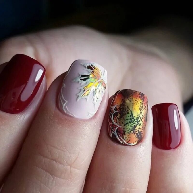 Осенний маникюр на короткие ногти. Дизайны осени. Осенний маникюр с кленовыми листочками. Ногти осень. Маникюр в осенних тонах.
