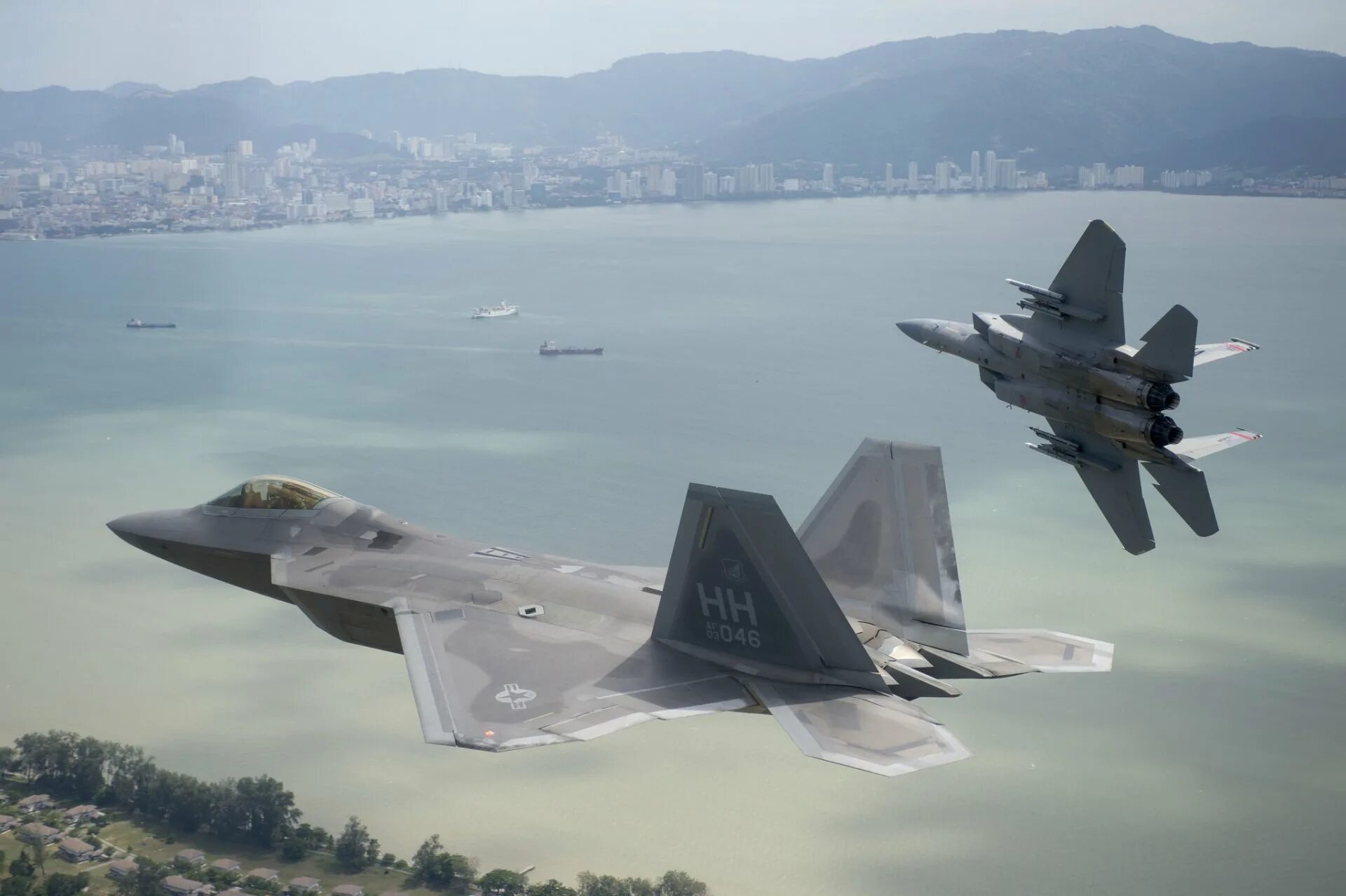 Какой истребитель самый лучший. Истребитель f-22. f 15 raptor. f 15 f 22. f22 самолет.