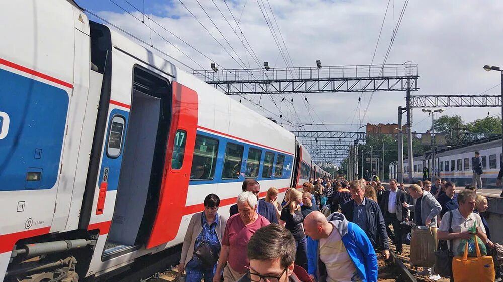 Москва курская новости. Поезд электричка. Пригородный поезд. Электричка на вокзале. Курский вокзал поезда.