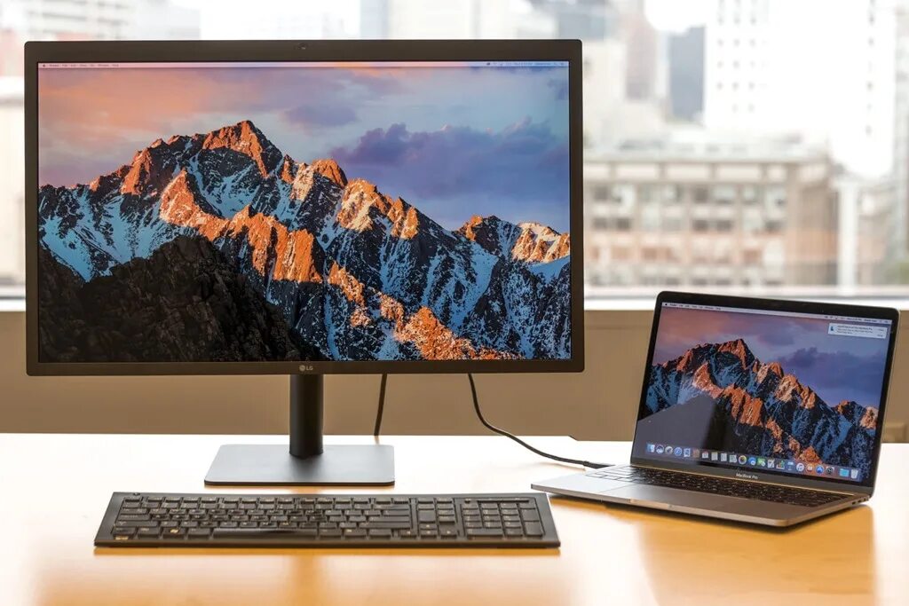 Mac Pro 2020 с монитором. LG Monitor MACBOOK. Макбук Эйр монитор.