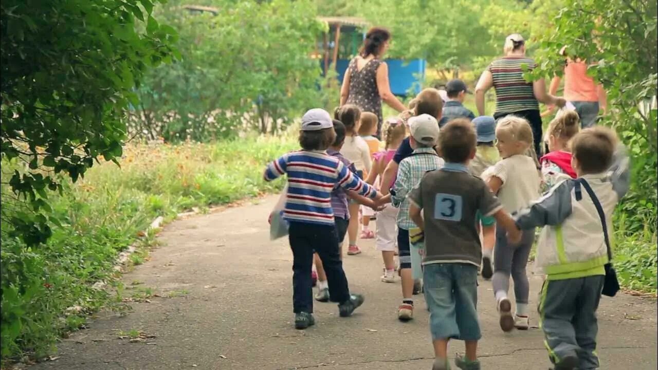 Песня прощается с садиком. Прощаемся с детским садом. Дети прощаются с садом. Дети в саду прощальная. Очень жалко расставаться с детским садом.