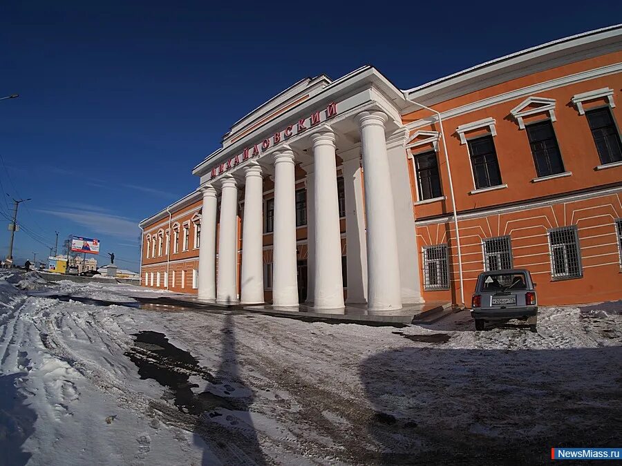 Сайт г миасс. Дворец Михайловский Миасс. Дворец Михайловский Миасс история. Миасс ДК «Михайловский». Михайловский дворец Миасс фото.