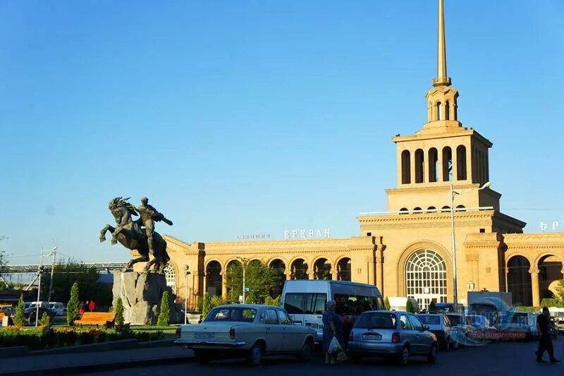 Станция ереван. ЖД вокзал Ереван. Армения Ереван ЖД вокзал. Центральный вокзал Еревана. Ереван Ереван Железнодорожный вокзал.