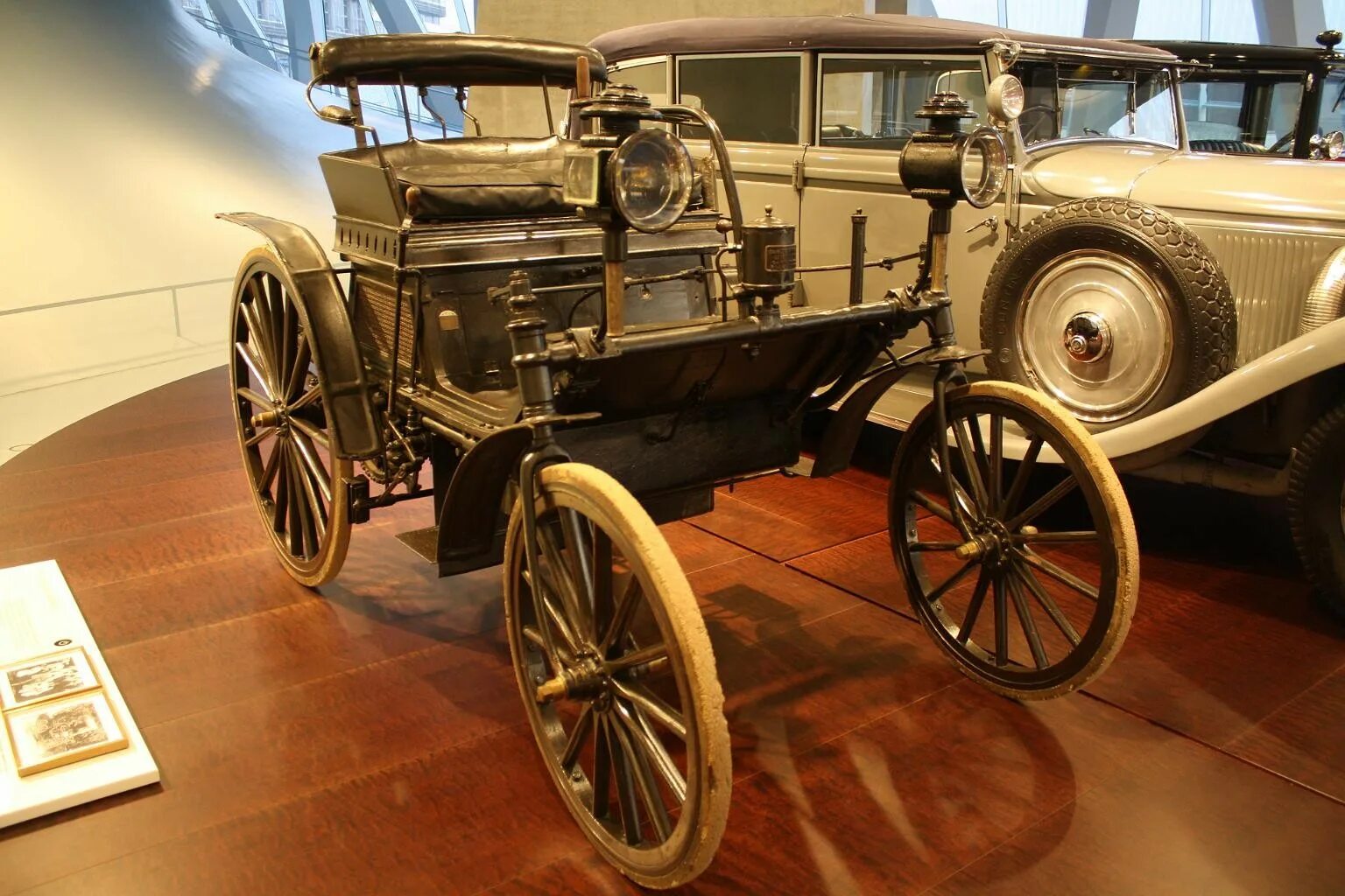 Автомобиль 1 56. Даймлер автомобиль 1895. Автомобиль Мерседес 1899 Даймлер. Автомобиль Даймлер 1895 год. Первый автомобиль Мерседес 1899.