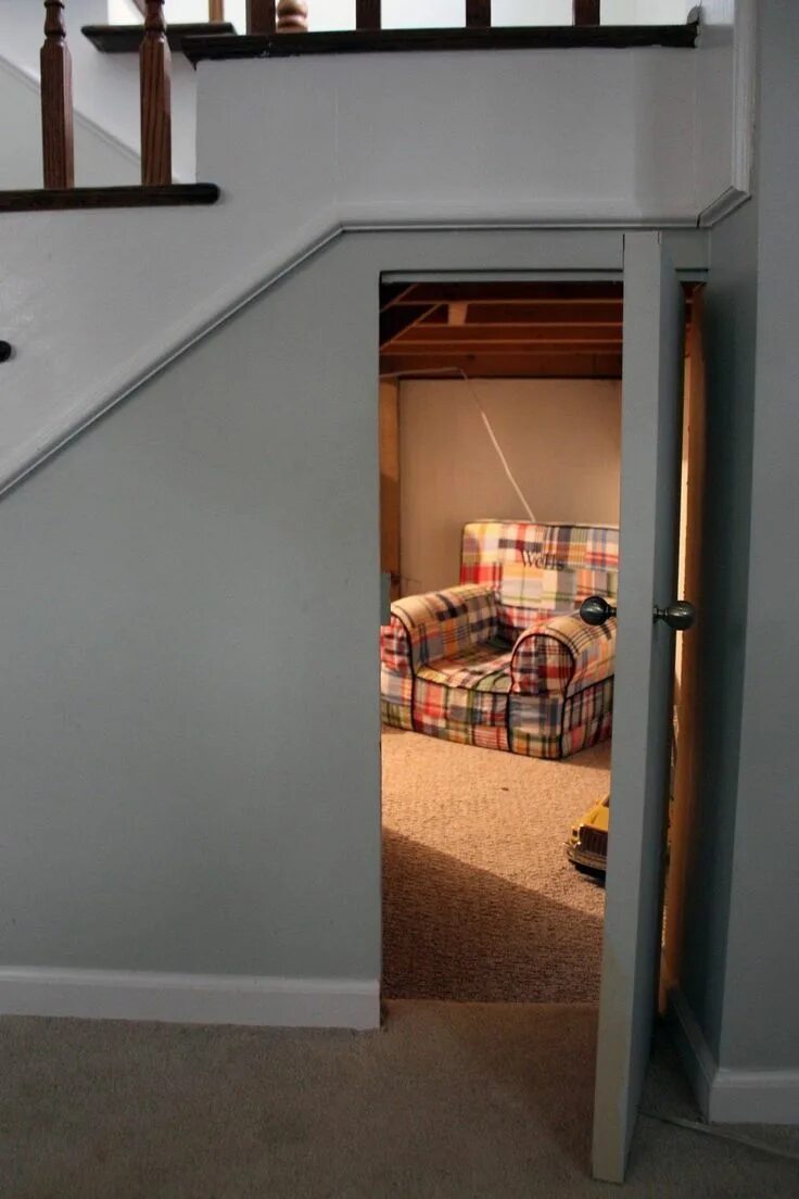 Дверь под лестницей. Дверь в комнату под лестницей. Потайной шкаф под лестницей. Потайная дверь под лестницей. Hidden bedroom