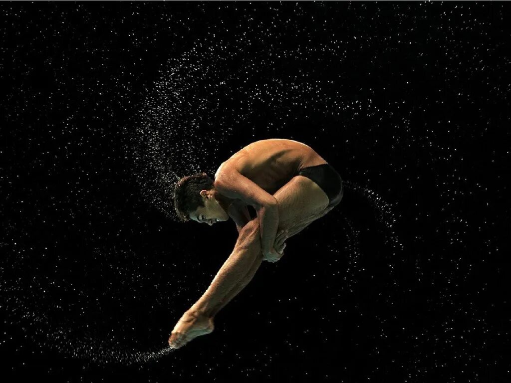 Прыжки в воду. Человек прыгает в воду с трамплина. Прыжки в воду спортсмены. Профессиональные прыжки в воду.