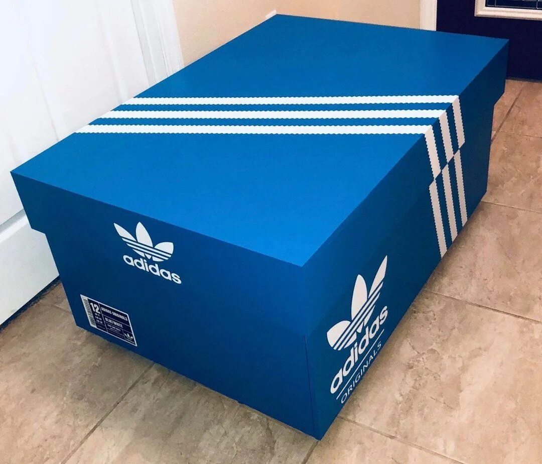 Коробка адидас оригинал. Бокс адидас коробка. Adidas originals white blue box. Стопка коробок адидас. Оригинальная коробка adidas.