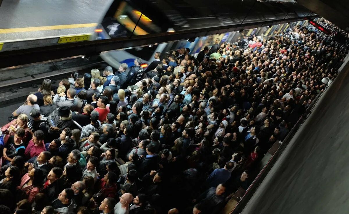 Метрополитен Сан-Паулу. Метро Сан Паулу. Час пик в метро в Москве. Выхино час пик 2010. Много людей в метро