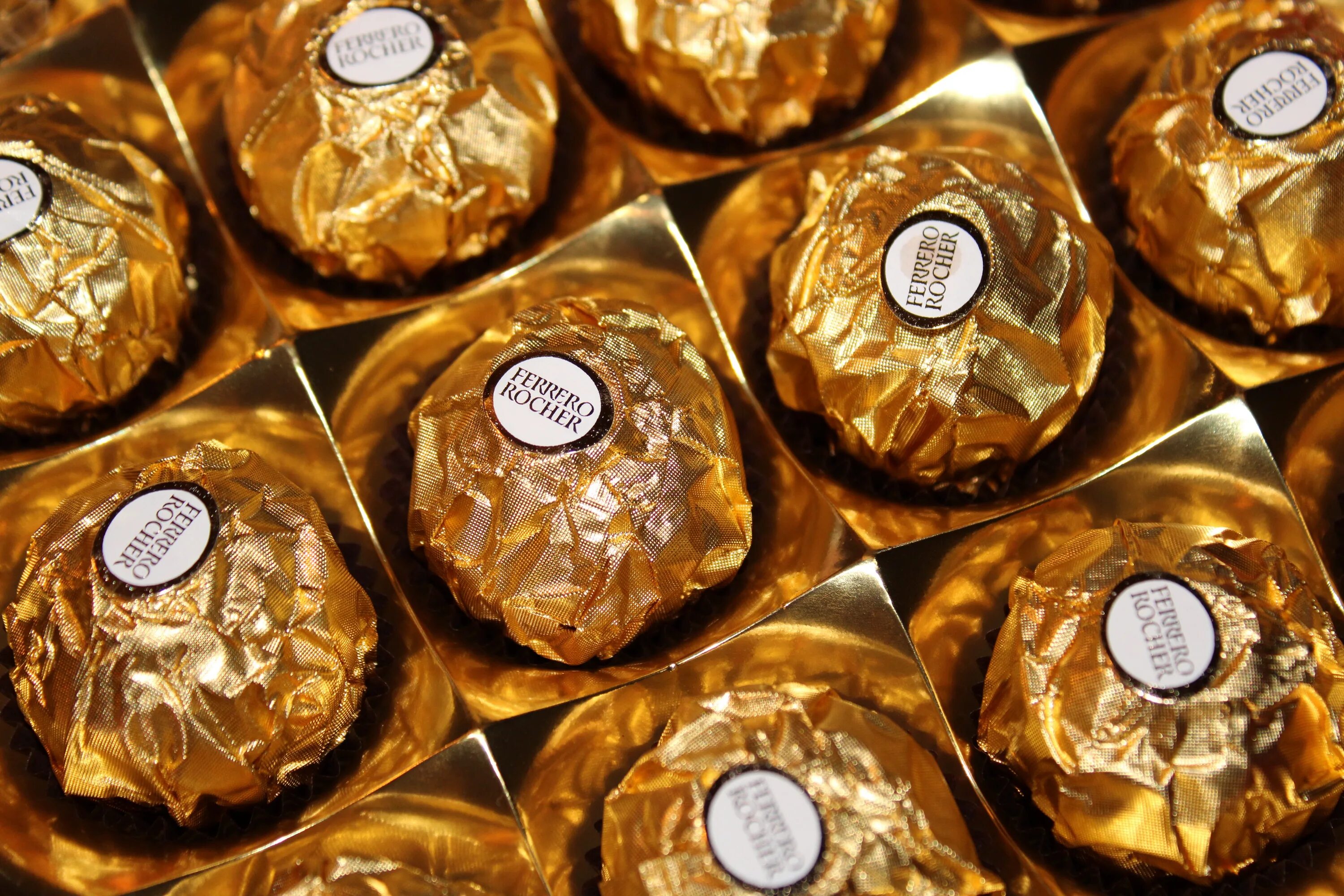 Купить ферероше. Ферреро Роше конфеты производитель. Шоколад Ферреро Роше. Ferrero Rocher шоколад. Шоколадка Ферреро Роше.
