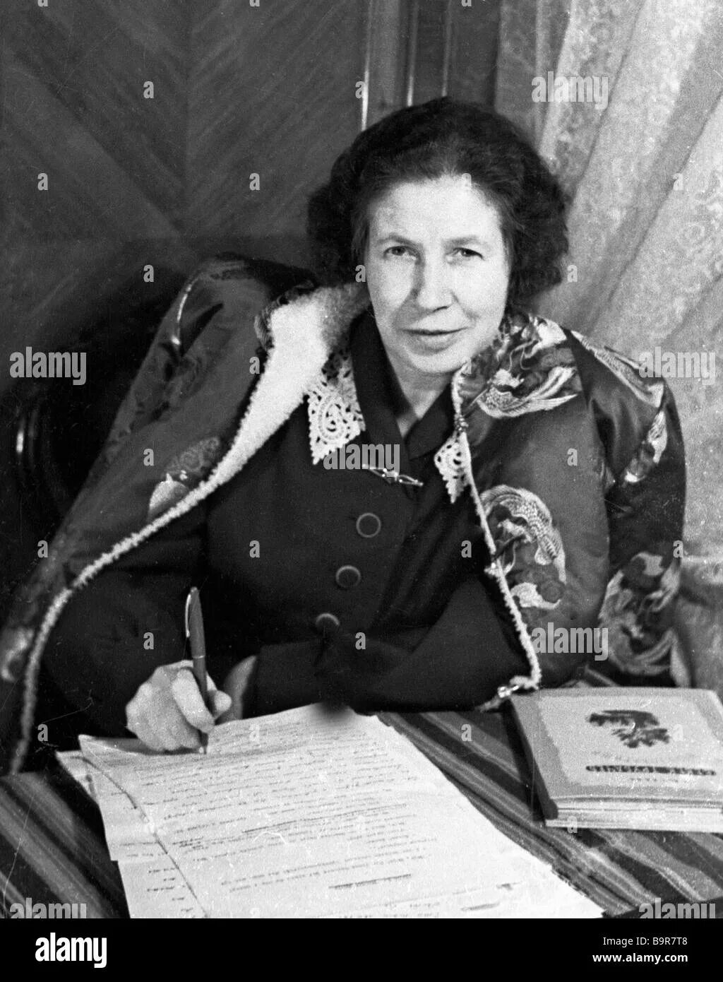 Картинка александровна. Осеева Валентина Александровна. Осеева писатель. Валентина Осеева писатель. Осеева портрет писательницы.