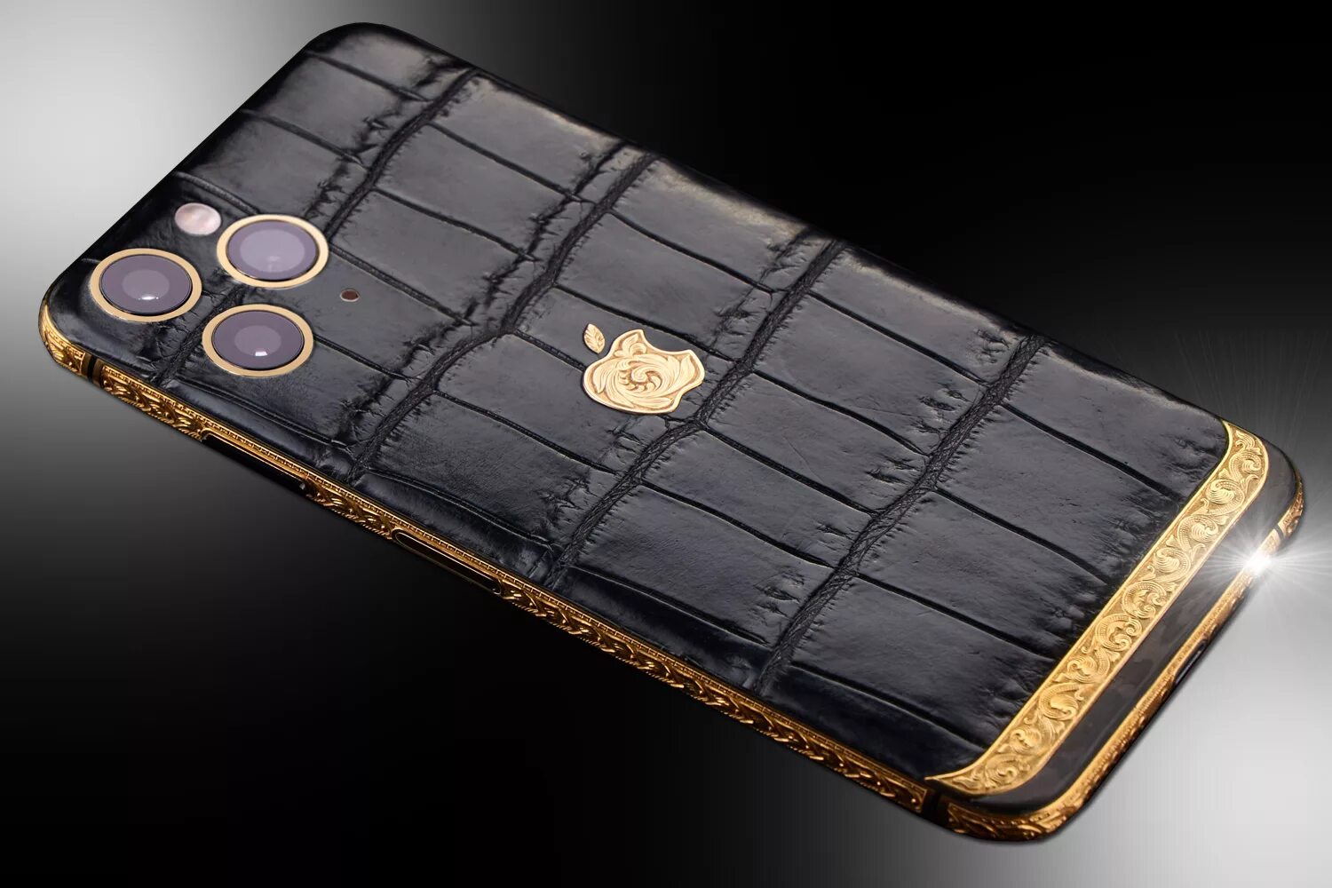 Iphone 12 Pro Gold. Чехол на iphone 13 Pro Max Versace золото. Iphone 24 Pro Max. Чехол на 12 Промакс кожаный.