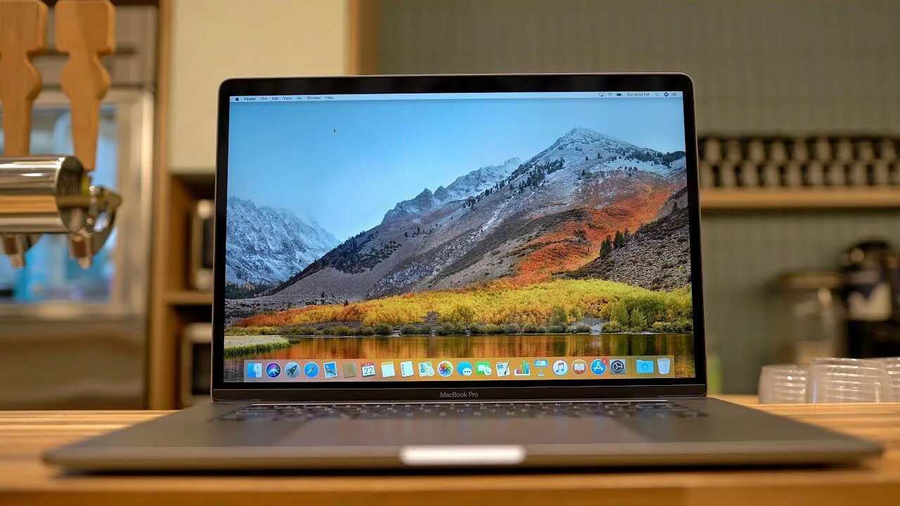 Макбук фото. MACBOOK Pro 15 2018. Аппле макбук экран. MACBOOK Pro 15 2018 Space Grey. MACBOOK Pro 15 2015 внешний монитор.