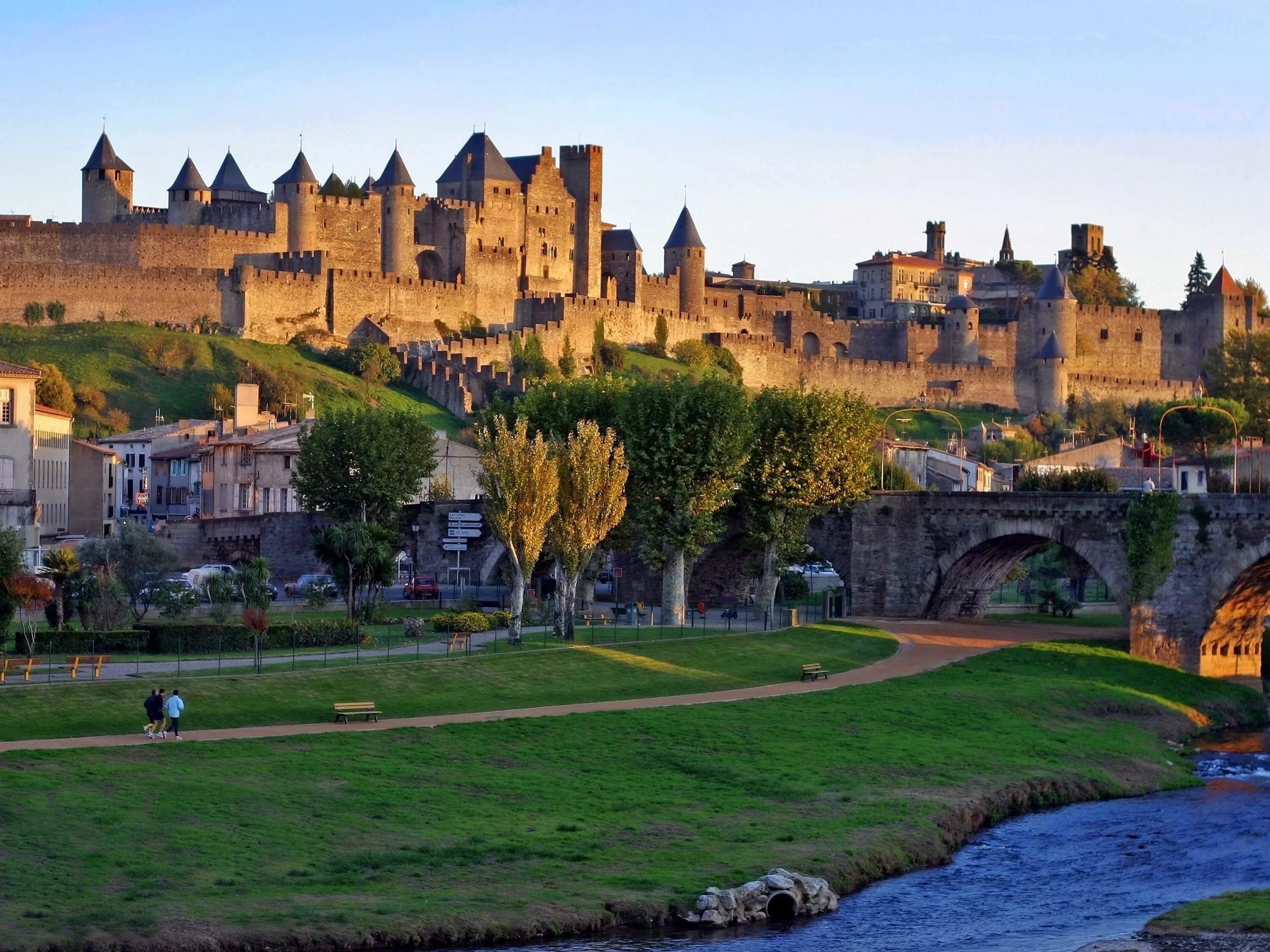 Carcassonne. Город-крепость Каркассон Франция. Франция крепость Каркасон. Каркассон Франция Лангедок. Каркассон замок Франция.