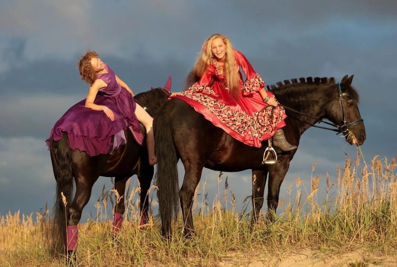 Две девушки на лошадях. Фотосессия с лошадьми. Фотосессия на коне. Наездница.