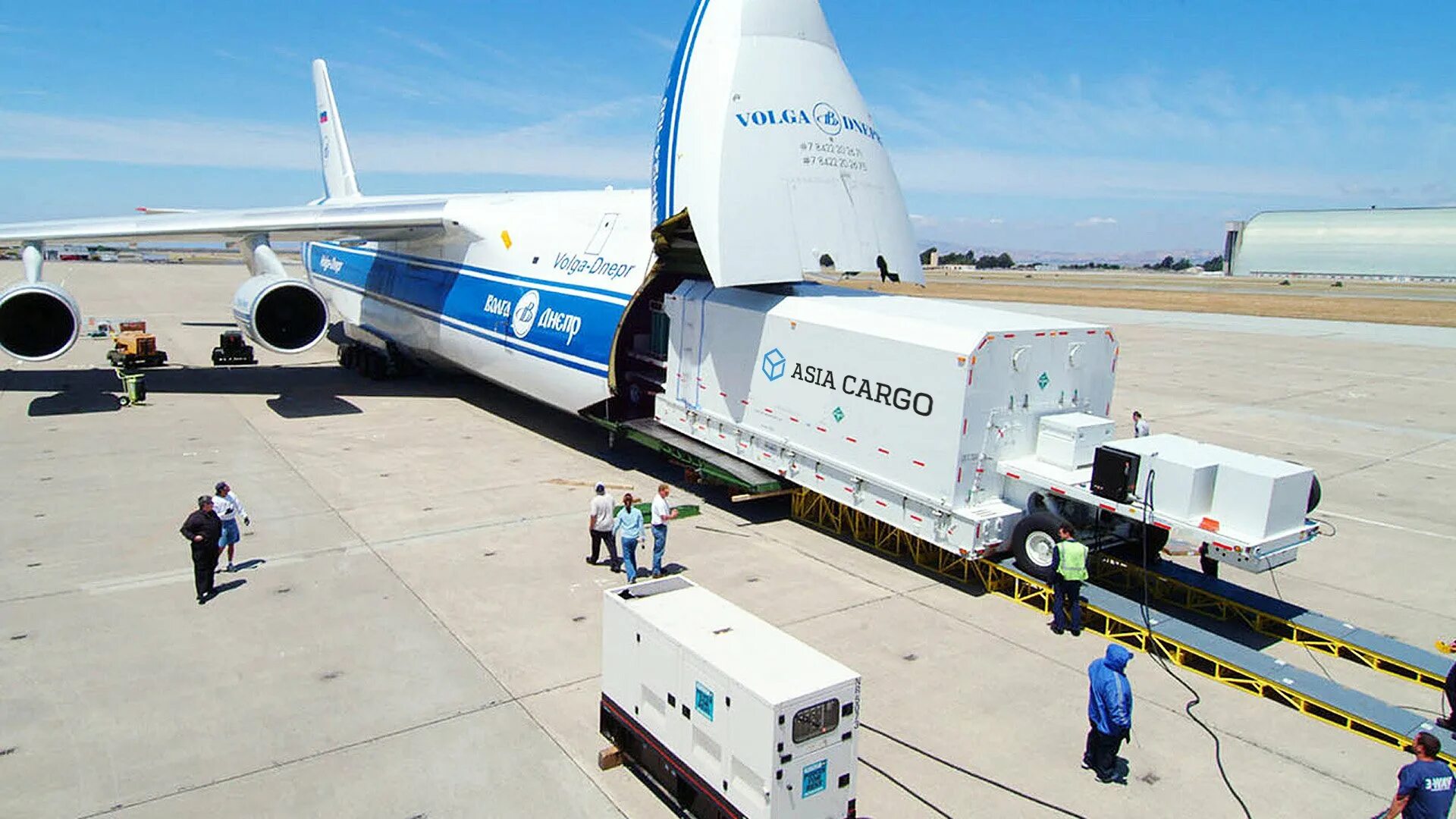 Транспортировка самолета. АН-124 Волга Днепр. Грузовой самолет карго. Грузовые авиаперевозки Россия. Грузовой воздушный транспорт.