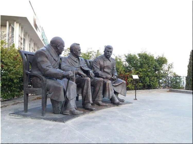 Памятник в ялте сталину рузвельту и черчиллю. Уинстон черчилль памятник. Памятник уинстону черчиллю в лондоне. Памятник рузвельту. Памятник рузвельту.