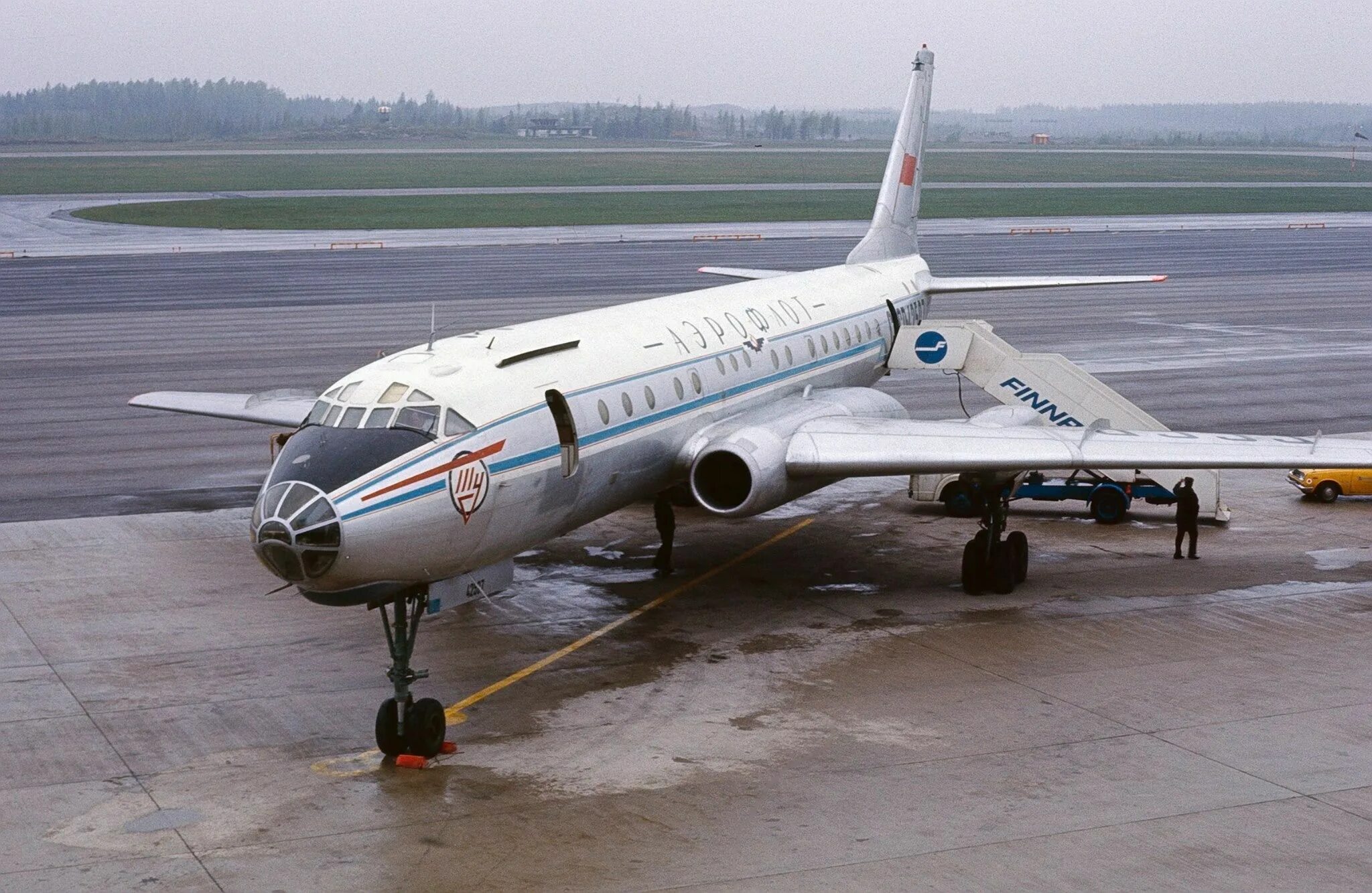 Первые реактивные пассажирские самолеты. Ту-104 пассажирский самолёт. Первый реактивный пассажирский самолет ту-104. Ту-104 Аэрофлот СССР. Туполев 104.
