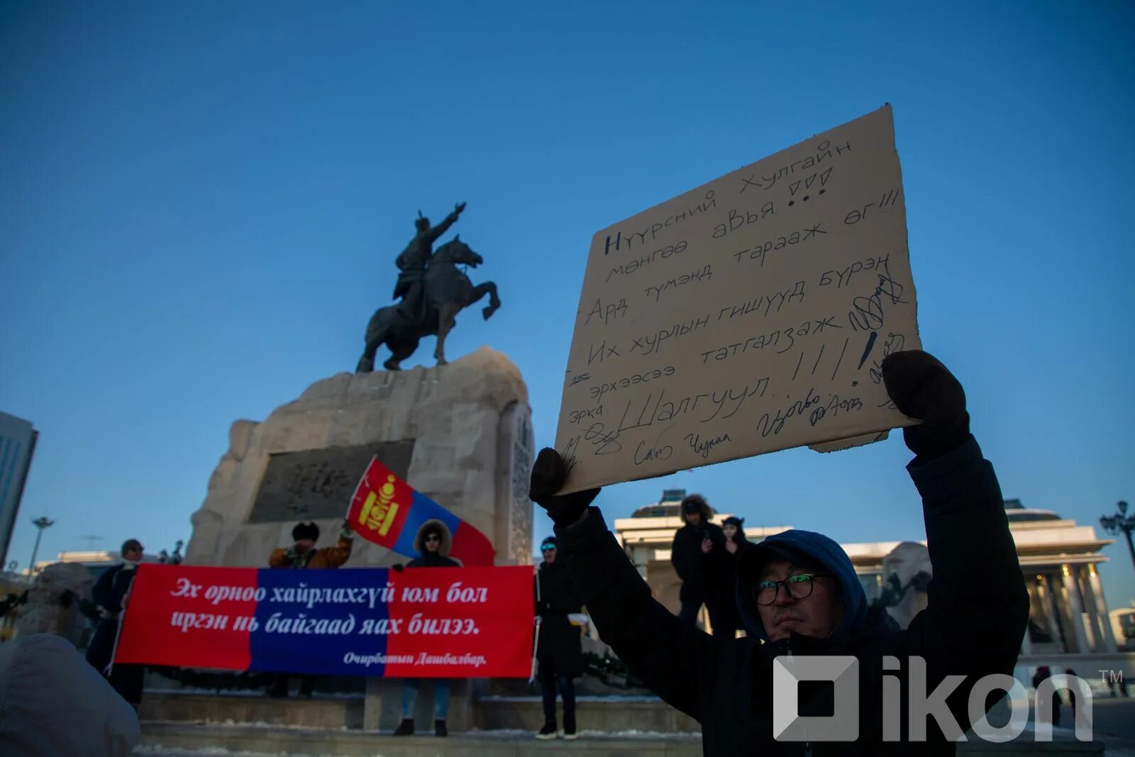 Почему в монголии монгол а в чехии. Протесты в монголии. протестующие в монголии. монголия протесты уголь. улан батор жители.