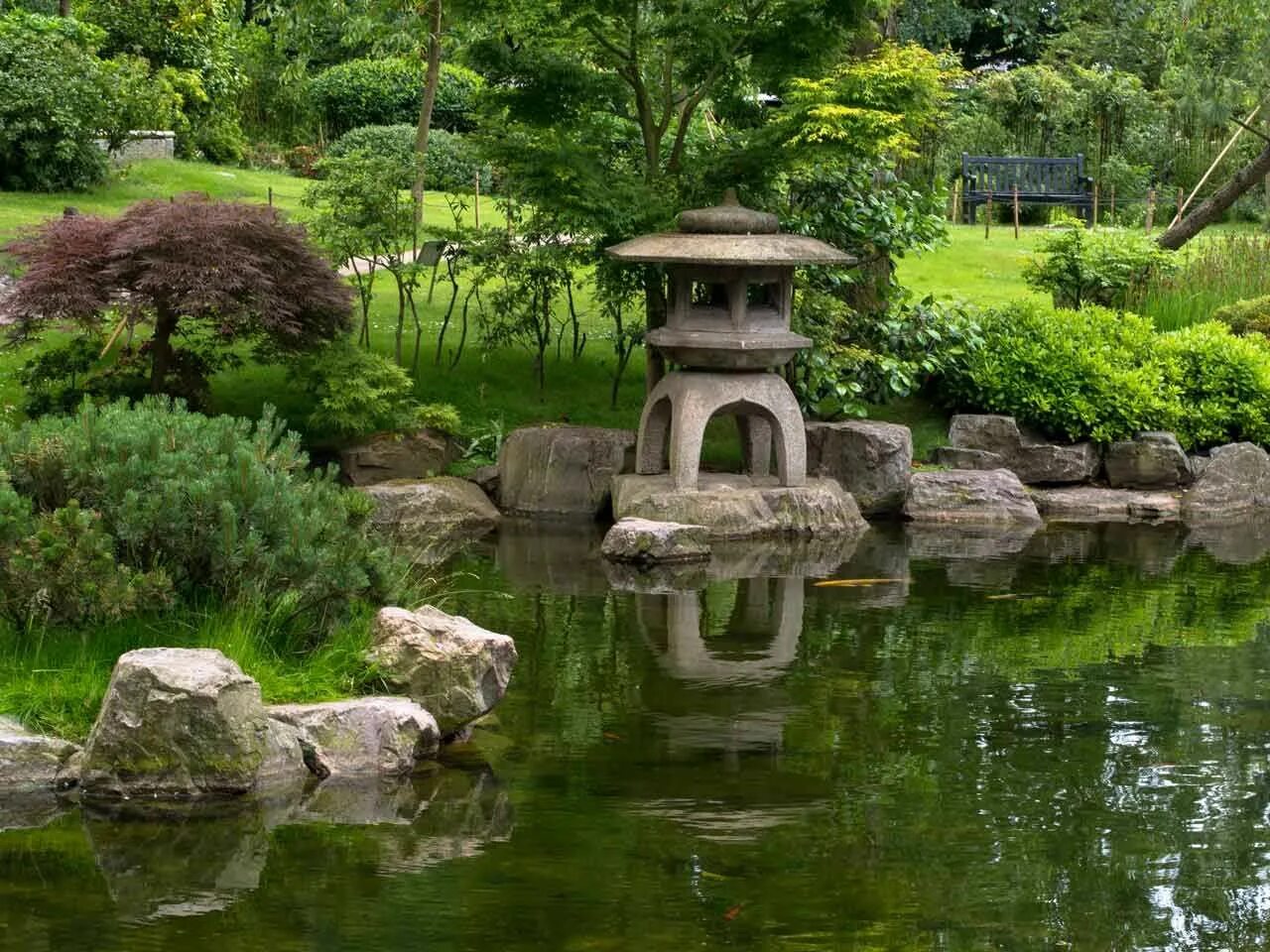 Японский пруд. Японский сад Гамильтон. The Japanese Kyoto Garden, Холланд-парк. Киото Япония парк камней. Пруды бонсай Китай.