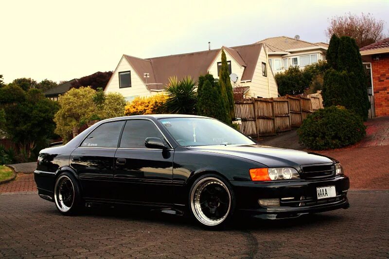 Тойота jzx 100. Toyota chaser jzx100. Toyota chaser jzx100 stance. Тойота чайзер 100. Toyota chaser 100.