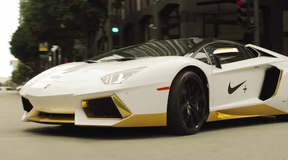 Машина от nike. Nike 2022 car. Кроссовки похожие на машины. Машина кроссовок. Найк хуракан.