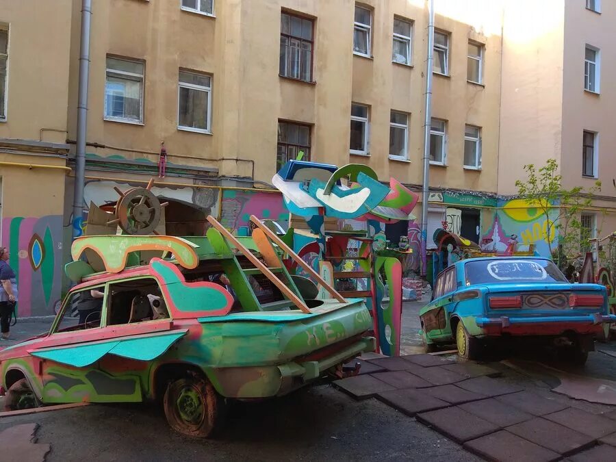 Дворик барда нельсона. Нельсон петроградка. двор нельсона питер. дворик нельсона на петроградке. разрисованный двор на петроградке.