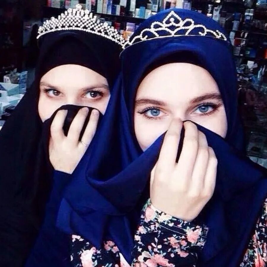 Ухтишки Дагестана. Две девушки в хиджабе. Две подруги в хиджабе. Сестры мусульманки.