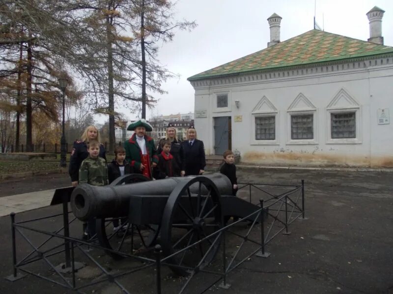 Дом музей петра 1 в вологде огэ. Дом музей Петра 1 в Вологде. Пушка у музея Петра 1 в Вологде. Пушка Петра первого Вологда. Дом - музей застава Вологда.