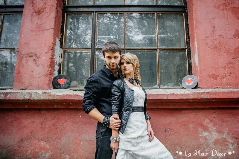 Свадьба в стиле рок фото. 4 свадьбы в стиле рок. Невеста в стиле рок. Свадьба в стиле рок. Свадебное платье в стиле рок.