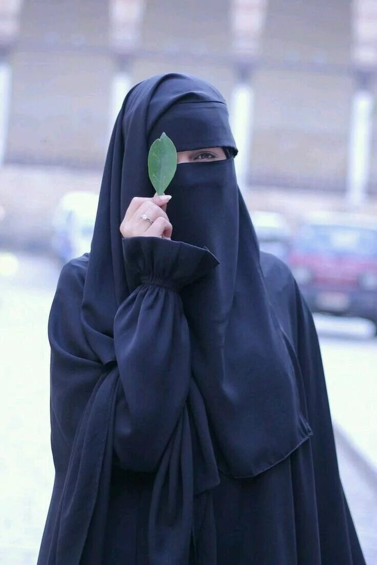 Никаб муслима. Хадиджа миср. Красивые мусульманки в хиджабе. Мусульманка никаб. Девушка мусульманка.