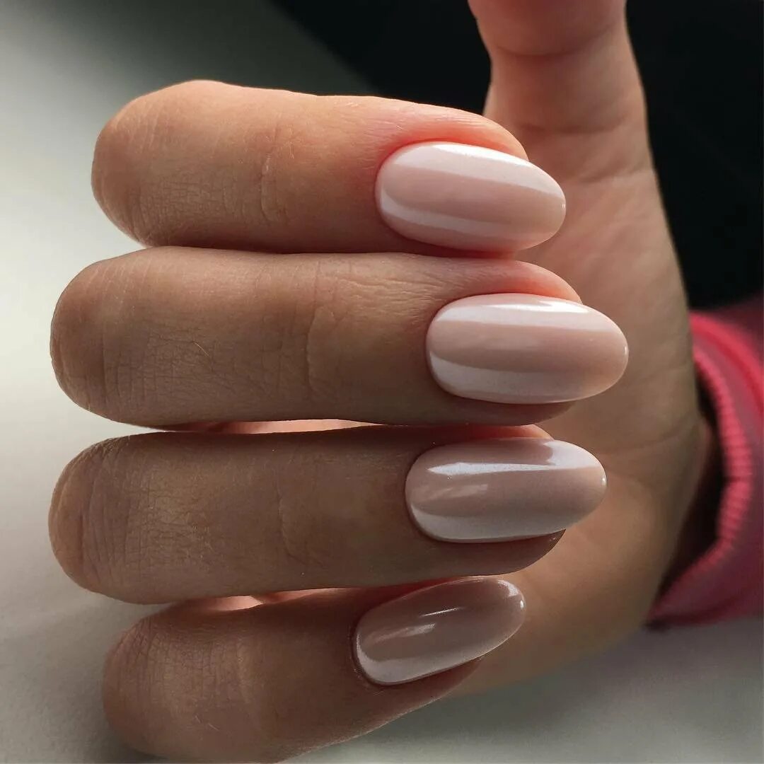 молочный нюдовый маникюр миндаль. молочный нюдовый маникюр. нюдовый жемчужная втирка. нюдово молочный маникюр. светлые ногти со стразами.