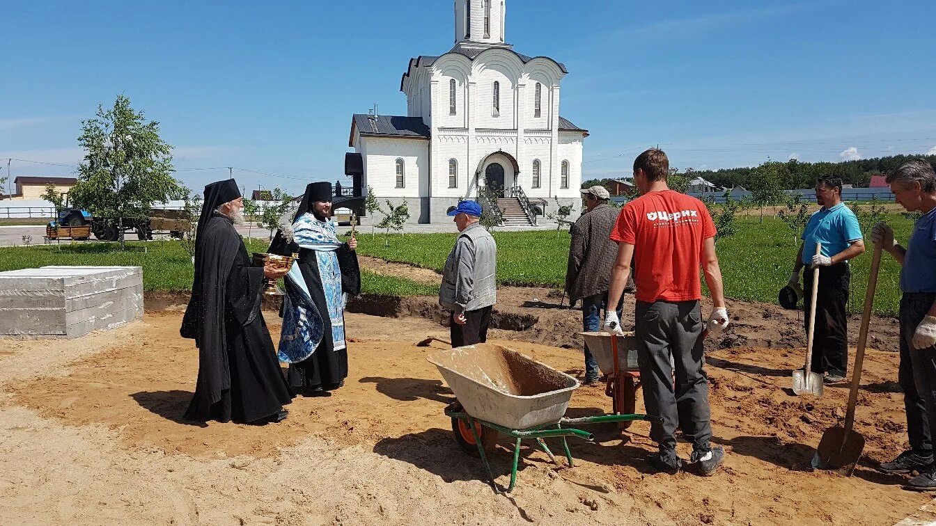 Святые калужской области. Памятник Ивану 3 в Калуге стояние на Угре. Свято-Тихонова пустынь памятник Ивану III. Памятник Ивану 3 в скиту на Угре.