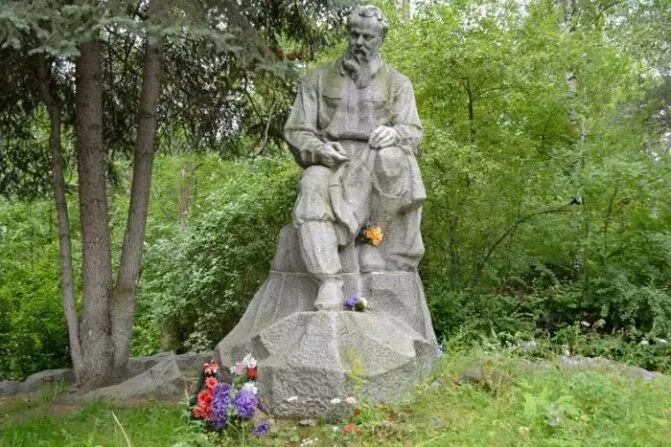 Памятник бажову. Памятник Бажова в Екатеринбурге. Памятник на могиле Бажова.