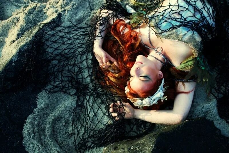 Смерть ариэль. Умирающая русалка. Фотосессия в воде. Художник донато джанкола русалки. Русалки в живописи.