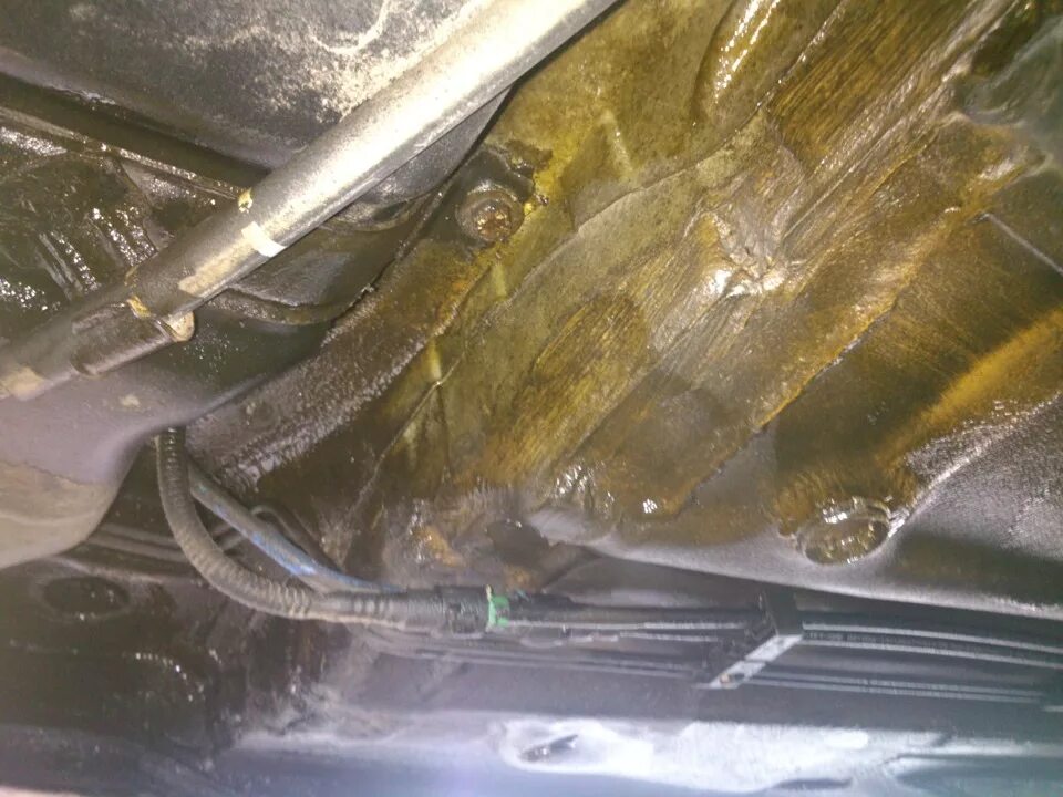 Усилитель днища ваз 2114. Антикоррозийная обработка днища автомобиля. Пушсало обработка днища. Обработка кузова отработкой. Фольксваген т5 обработка днища боди.