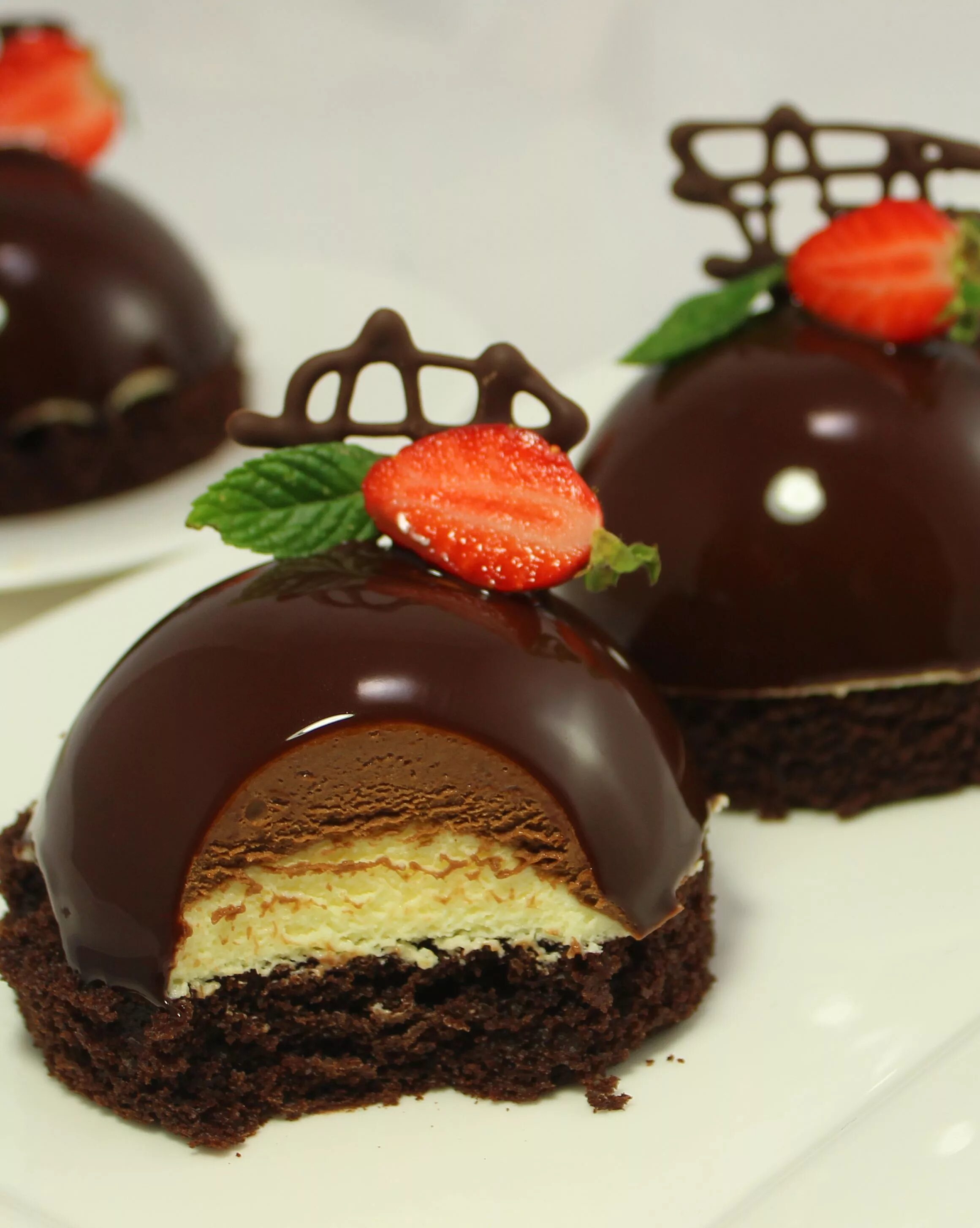 Пирожное в шоколаде. Шоколадный десерт. Шоколадное пирожное. Пирожное с шоколадом. Пирожное облитое шоколадом.