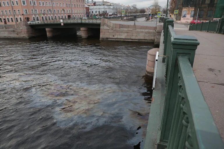 На реке неве на воде. Загрязнённая река Нева. Река Нева в Санкт-Петербурге загрязнение. Загрязнение реки Невы. Нева грязная река.