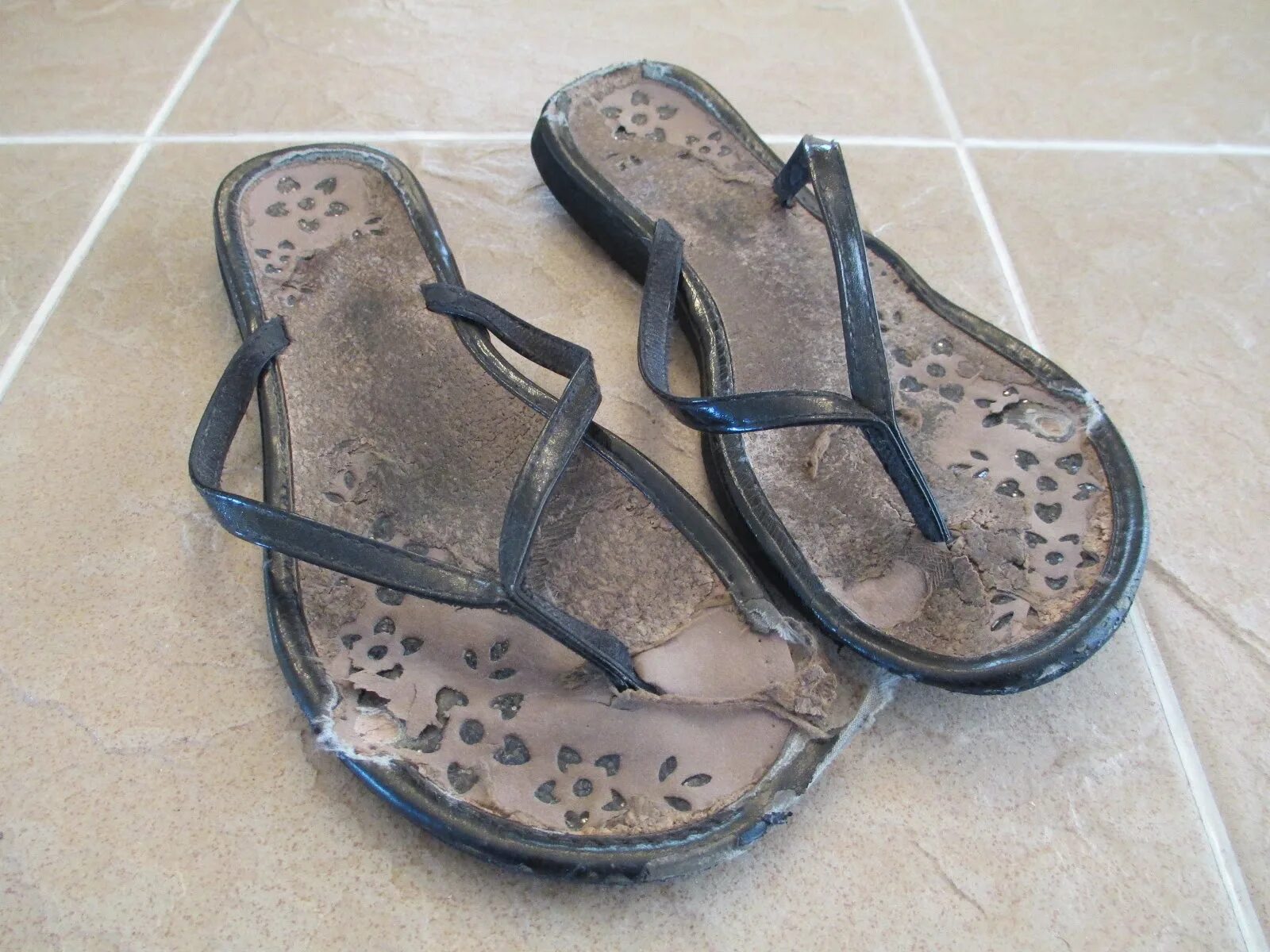 Worn Flip Flops. Worn Dirty Flip Flop. Армейские Flip Flops. Flip Flops сниффинг. Dirty worn