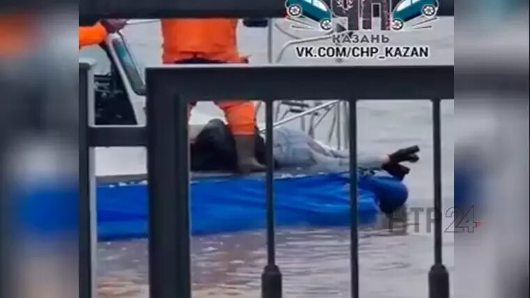 Из воды извлечен человек без признаков жизни. Спасатели на воде. Утонула на Казанке Казань.. Спасатель вытаскивает из воды. В Казани в Казанке утонул ребенок.